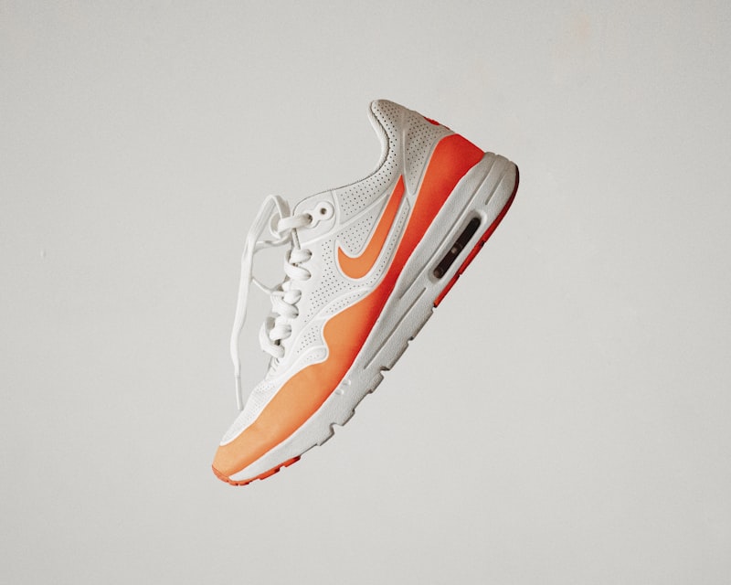 White sneakers  — Photo 2
